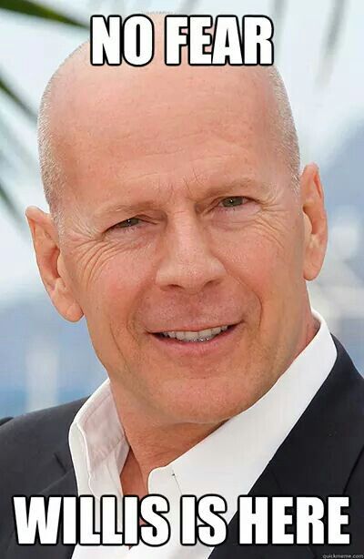 Photo de Bruce Willis, chauve et heureux