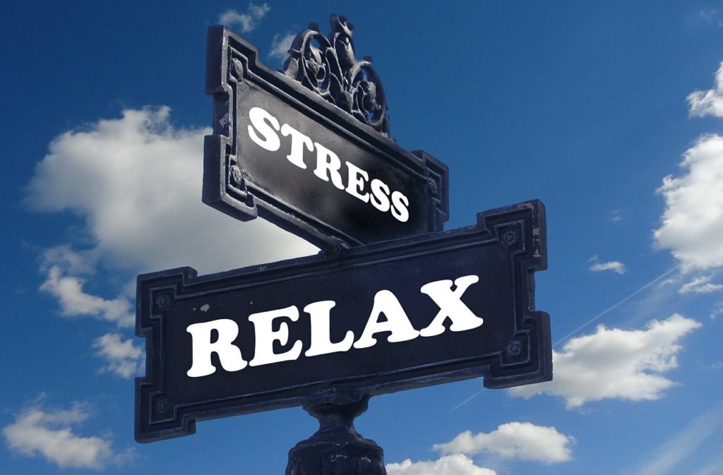 Photo de panneaux anglais avec écrit "stress" et "relax"