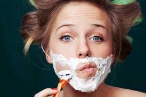 Photo d'une femme entrain de se raser