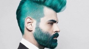 Photo d'homme avec la barbe et les cheveux teins en bleu/vert